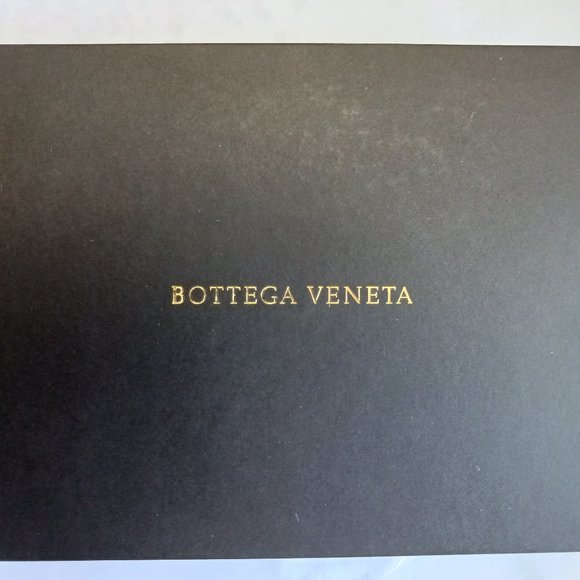 Bottega Veneta iconic intrecciato Leather iPhone 11 Case with fingerloop - Picture 2 of 7